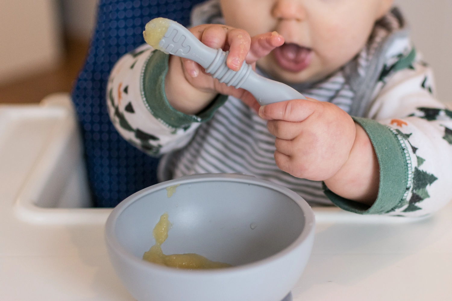 Antonia Schäffler – Hebammenpraxis Eggenfelden – ein Baby mit einem Silikon-Selbstfütterungslöffel mit ergonomischem, griffigem Griff, ein Design speziell für Babys, die lernen, feste Nahrung zu sich zu nehmen