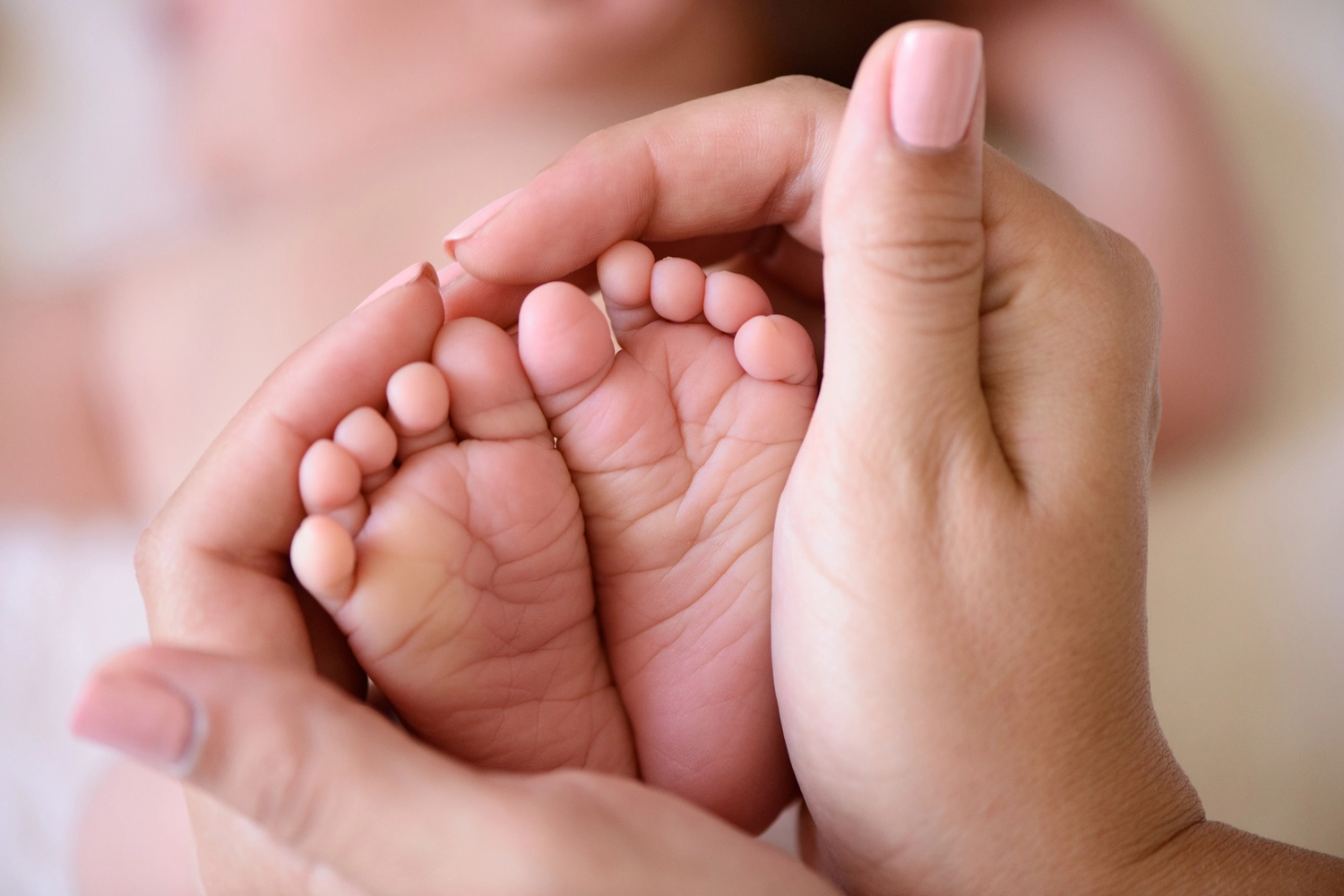 Antonia Schäffler - Hebammenpraxis Eggenfelden - Dieses Bild ist ein weit verbreitetes Stockfoto, das elterliche Liebe, Fürsorge und Schutz für ein neugeborenes Baby symbolisiert.